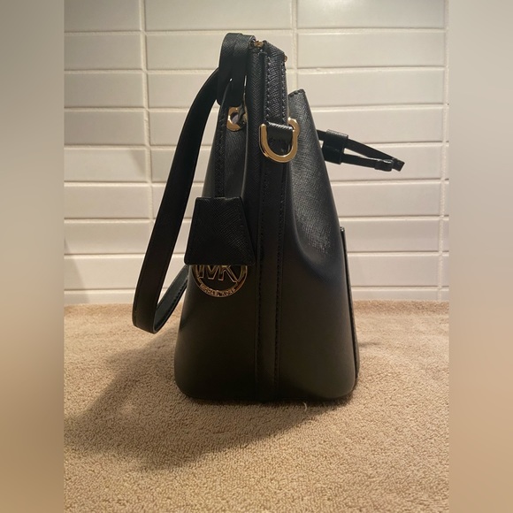 ☺️Sold Locally☺️ Michael Kors Bucket Bag - Picture 5 of 16